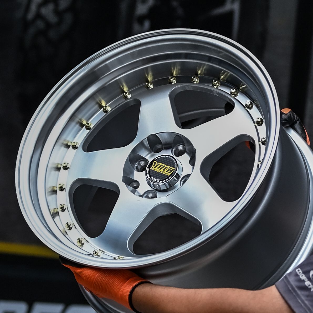 AD74H-135 17x9.0 8x100/114.3 ET15 CB73.1