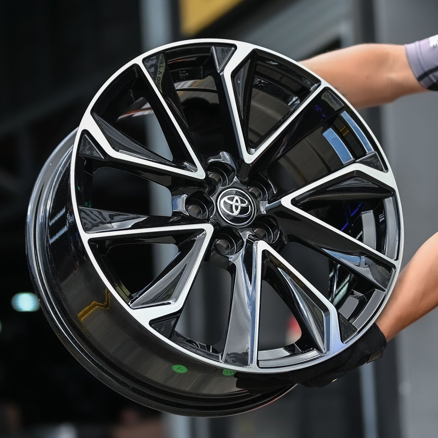 AD75H-205 17X7 5X100 ET40 CB54.1