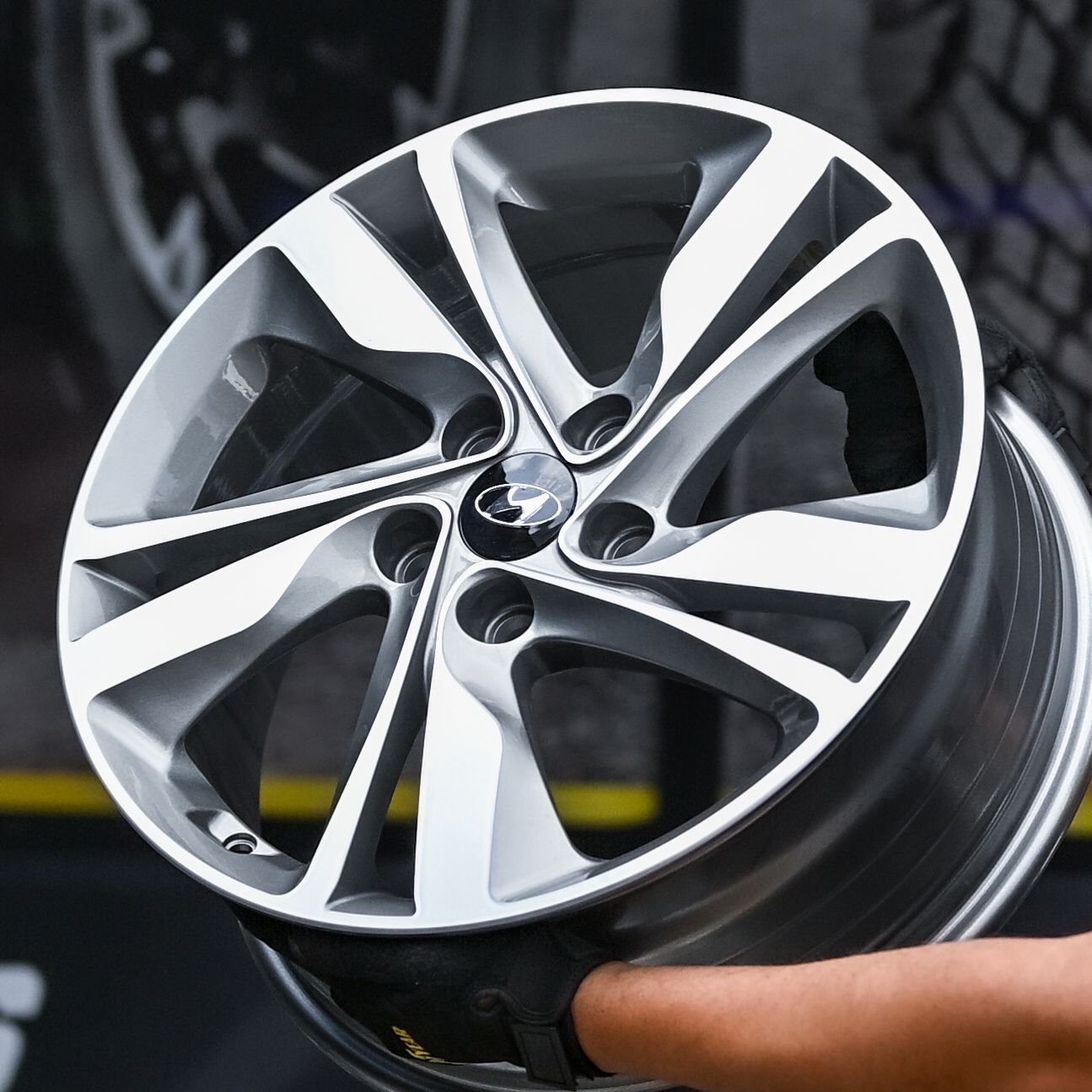 AD75H-529 17X7.0 5X114.3 ET52 CB67.1