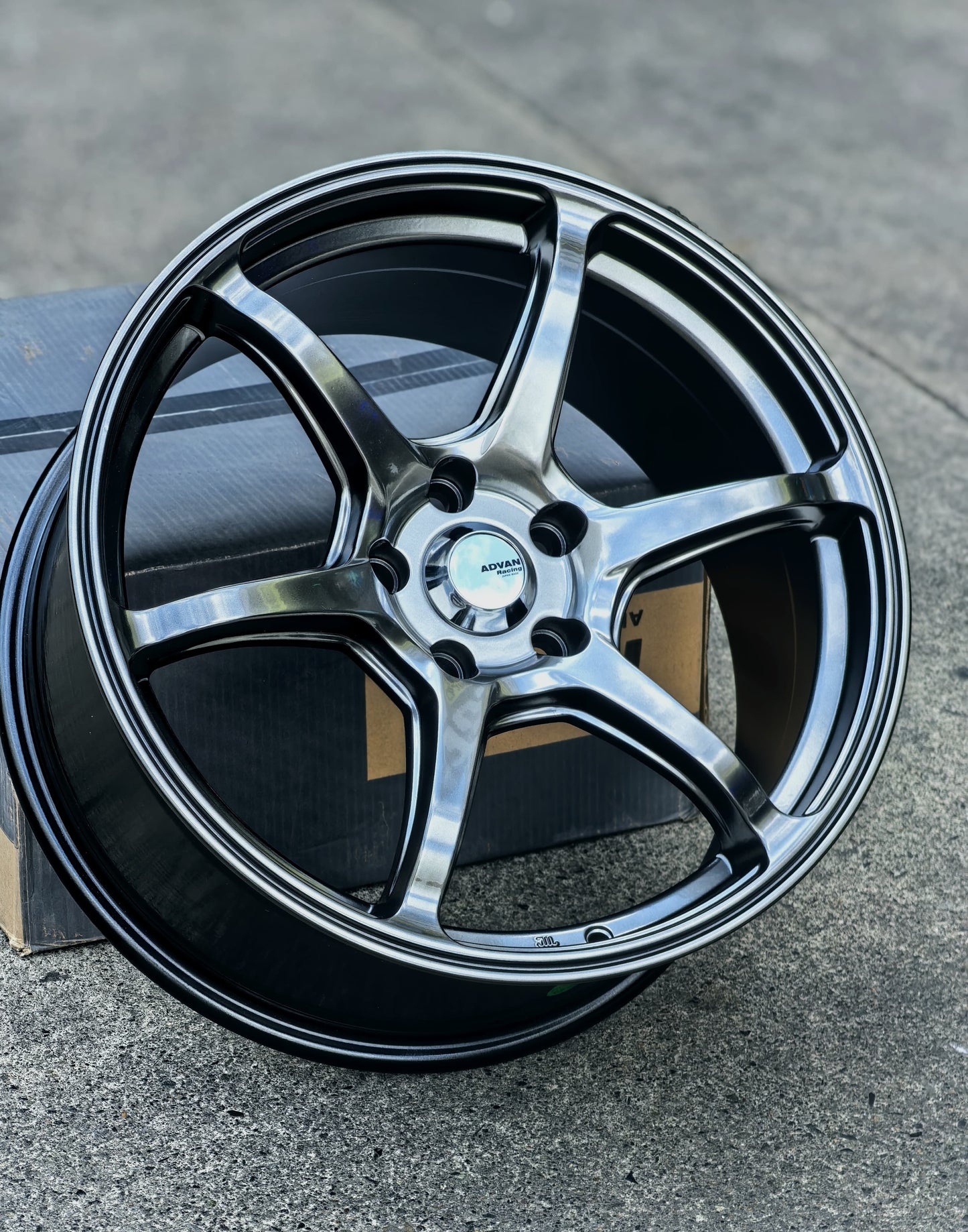 AD85H-182 18X8.5 5X114.3 ET35 CB73.1