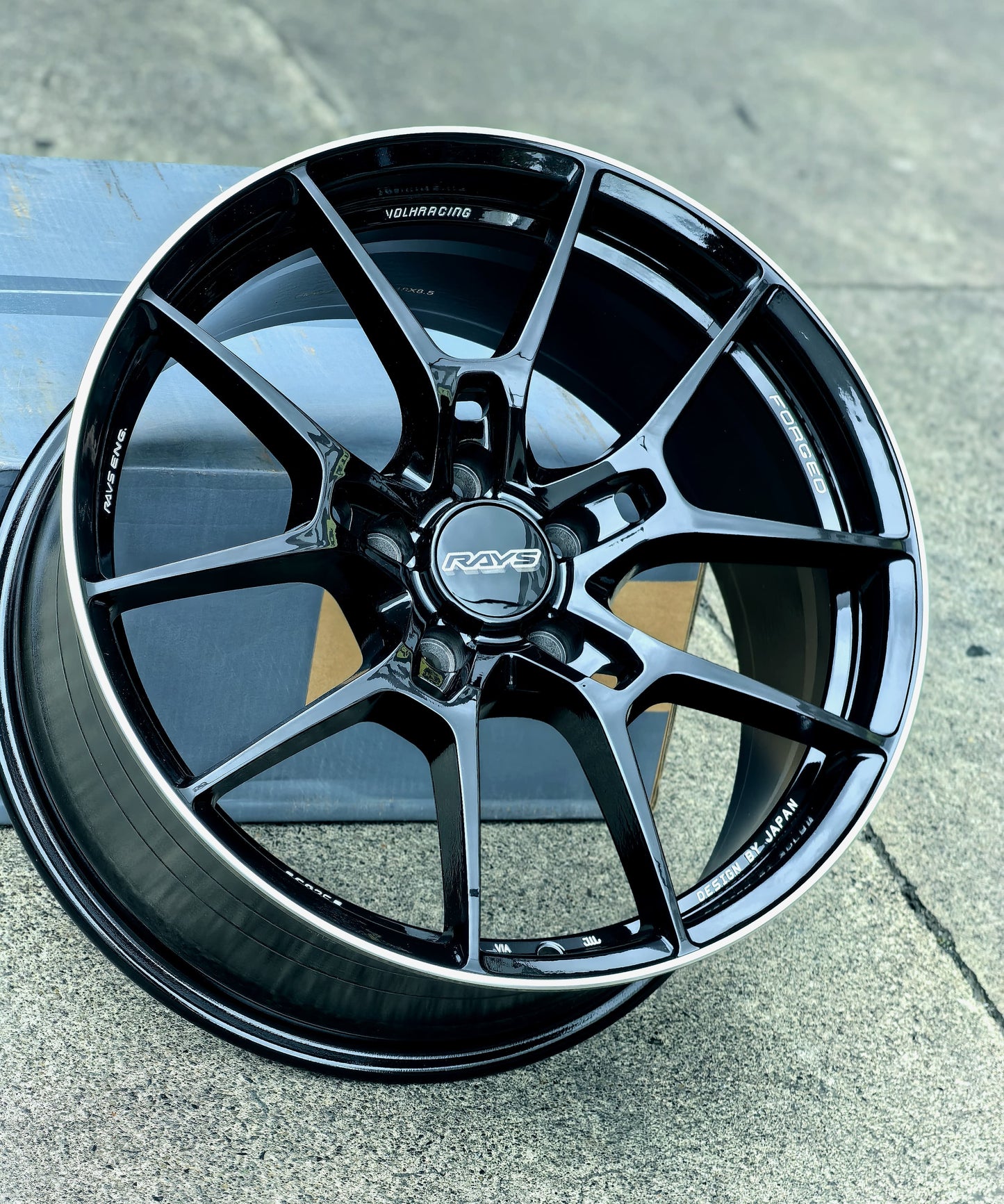 AD85HG-57 18X8.5 5x112 ET40 CB73.1
