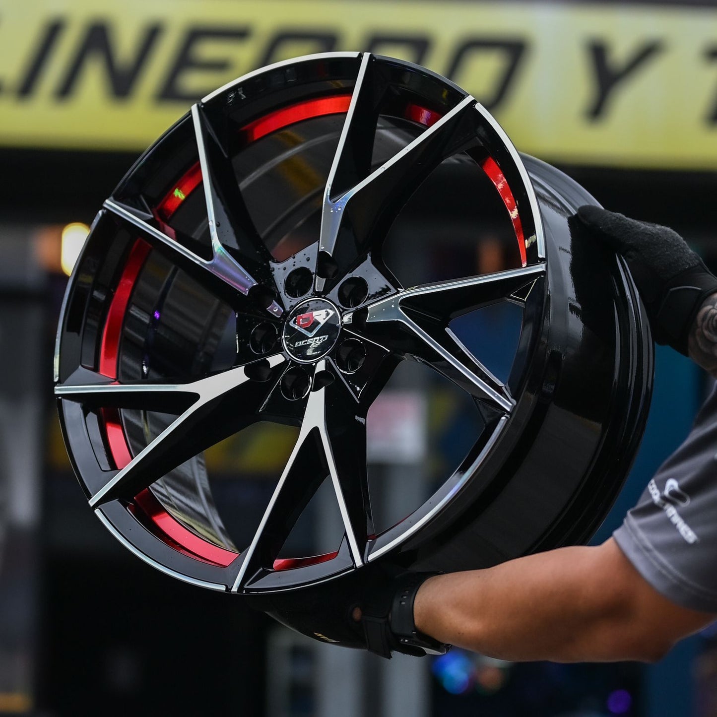 AD85H-215 18X8 10X100/114.3 ET35 CB73.1