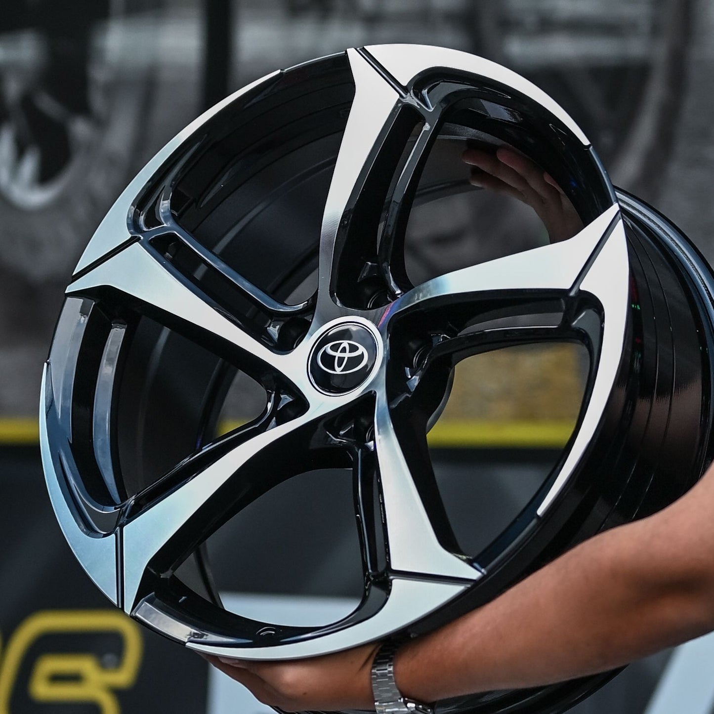 AD85H-221 18X8 5*114.3 ET35 CB73.1