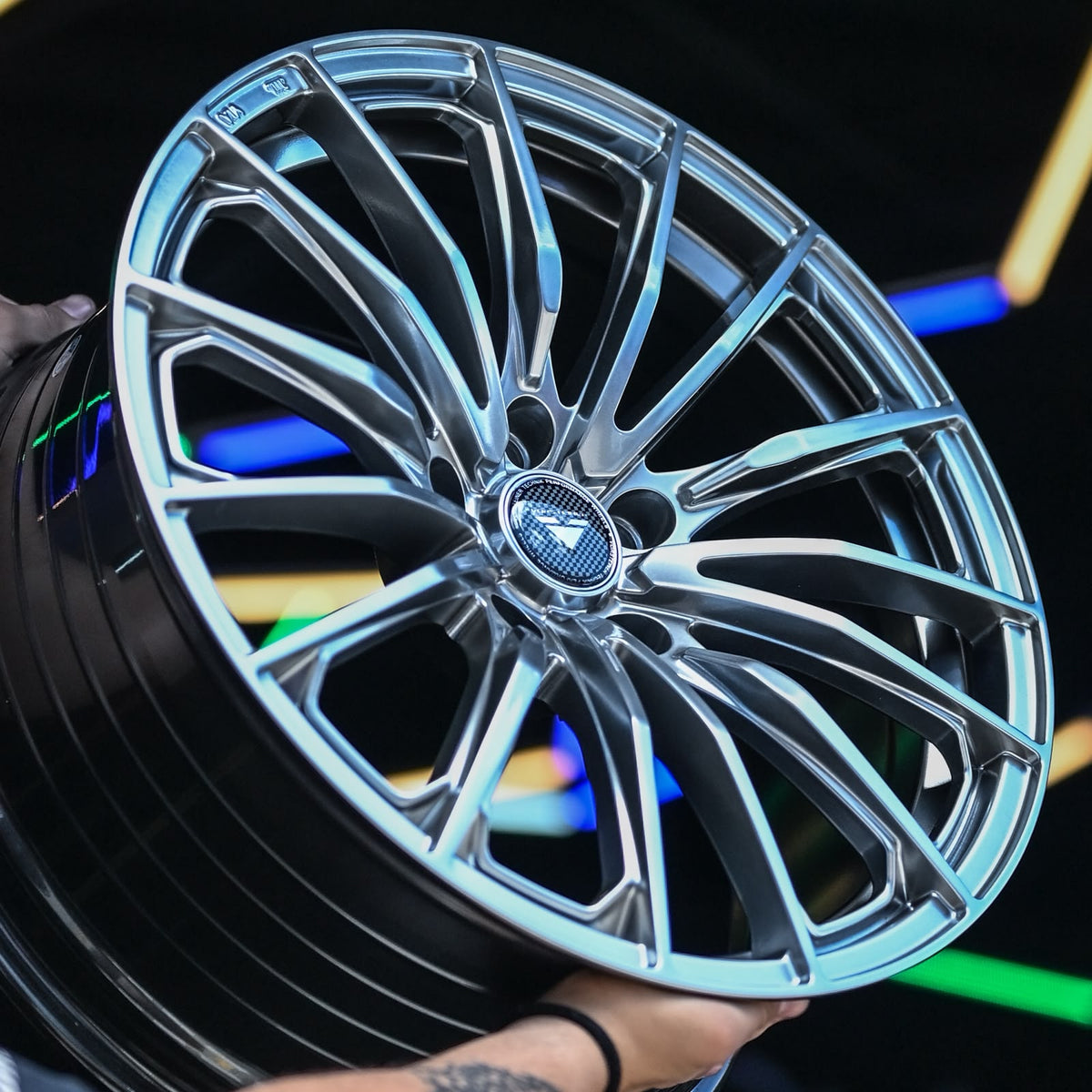 AD85H-253 18X8.5 5X114.3 ET40 CB73.1