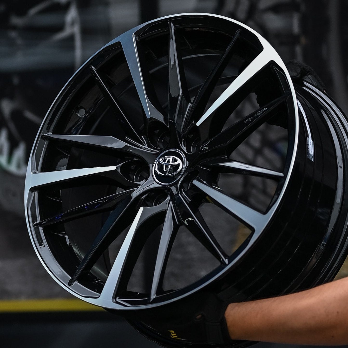 AD85H-306 18X8 5X114.3 ET40 CB60.1