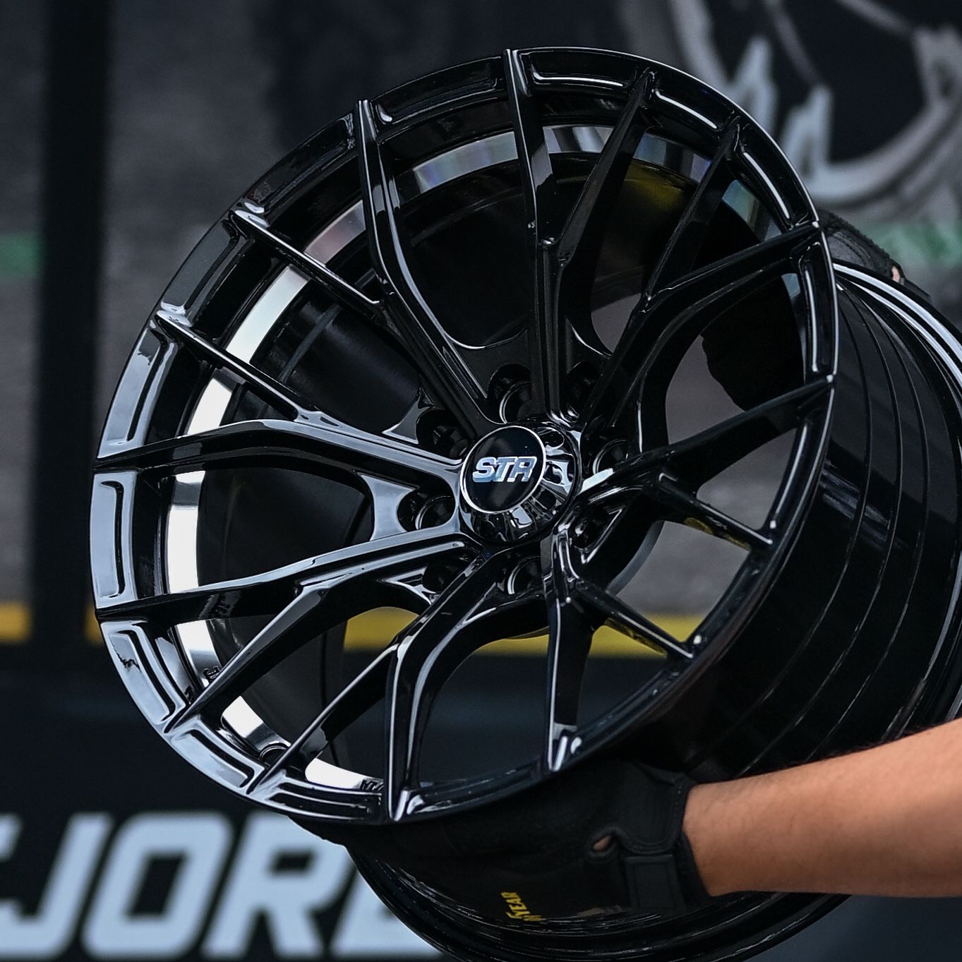 AQX84H-496 15X8 8X100/114.3 ET18 CB67.1