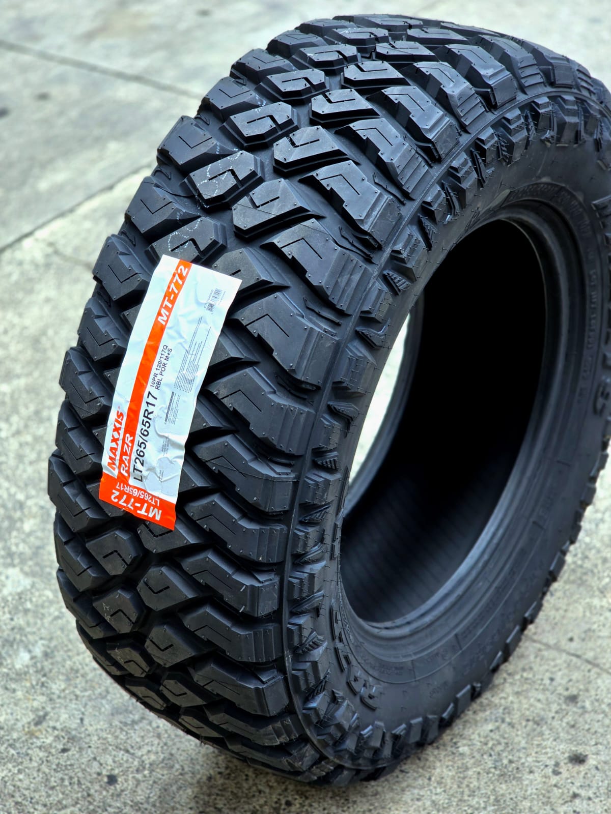 265/65R17 Maxxis Razr MT772