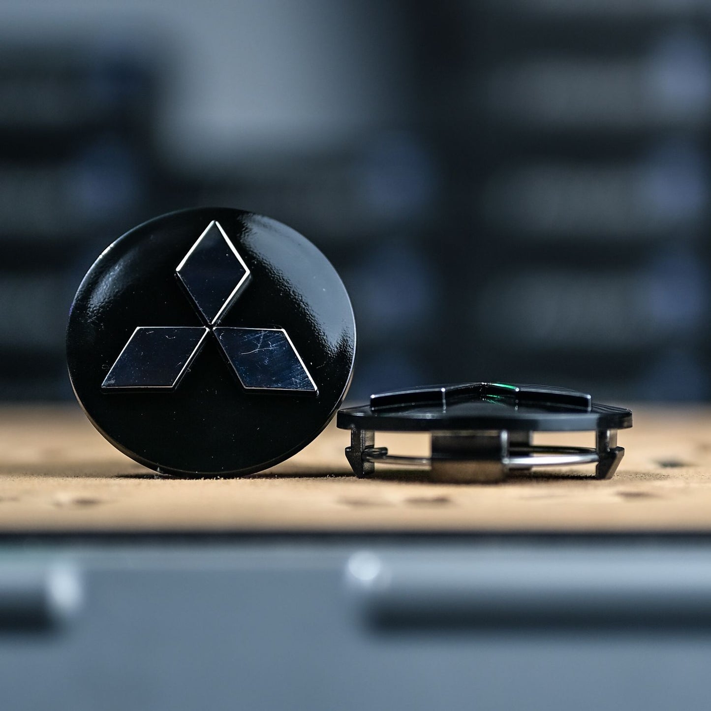 PT-TAPA16 TAPA LOGO MITSUBISHI PARA AUTOMOVIL