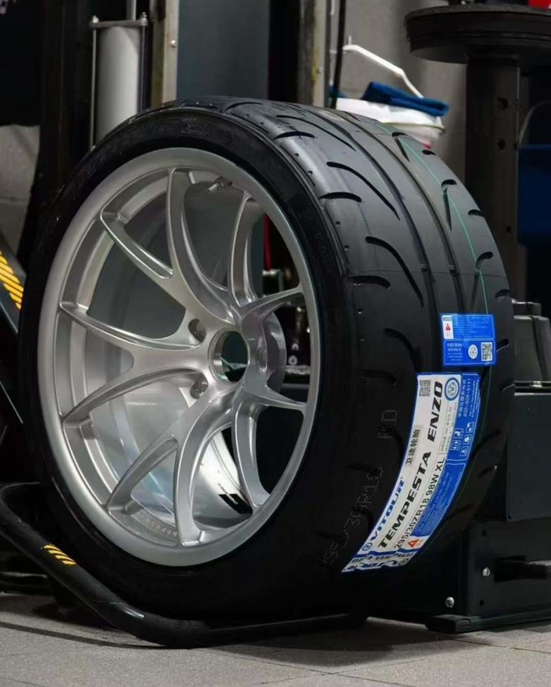 305/35R18 Vitour Tempesta Enzo TW200 (Semi-slicks)