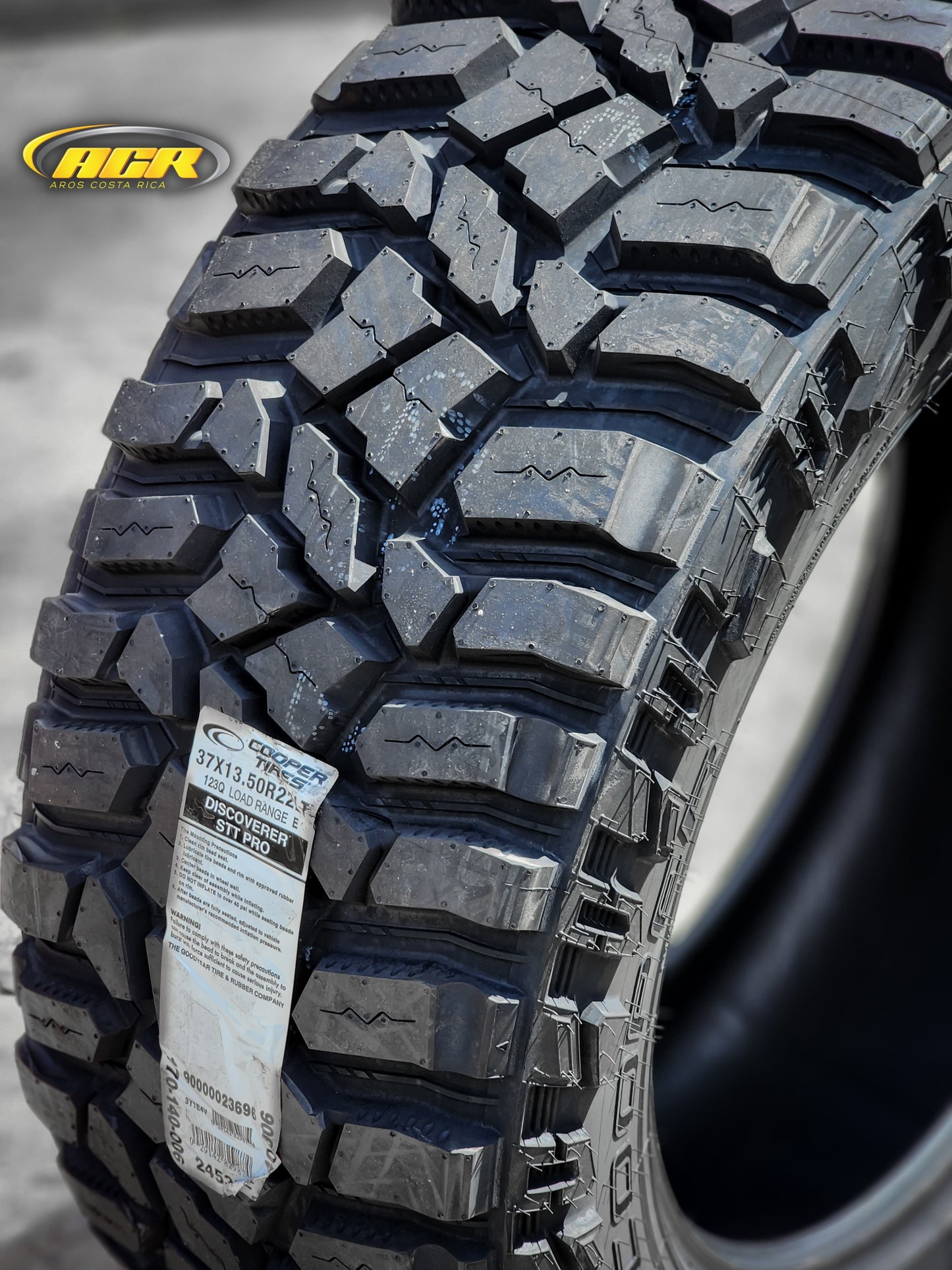 37x13.50R22 Cooper Discoverer STT PRO MT