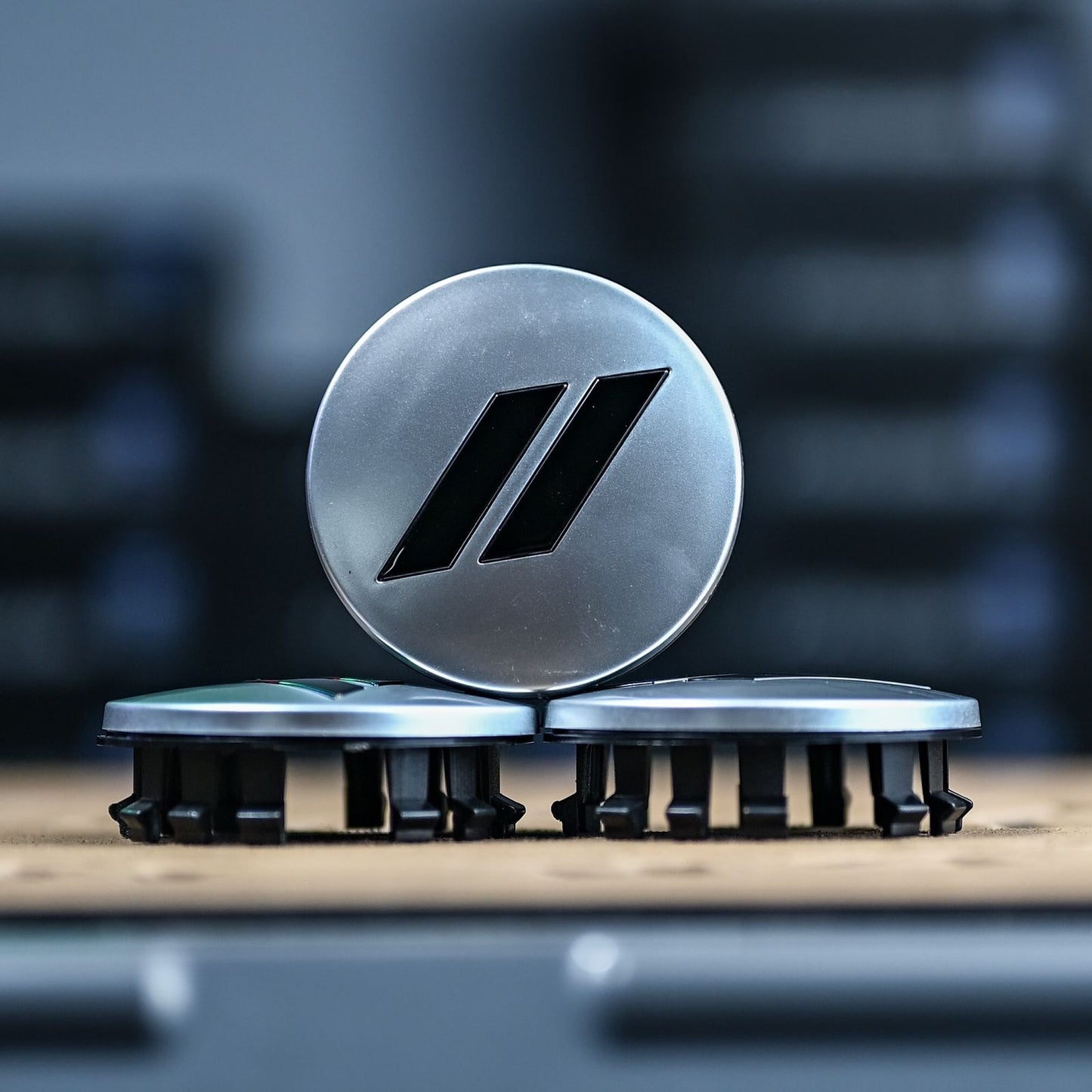 PT-TAPA17 TAPA LOGO CHARGER PARA AUTOMOVIL