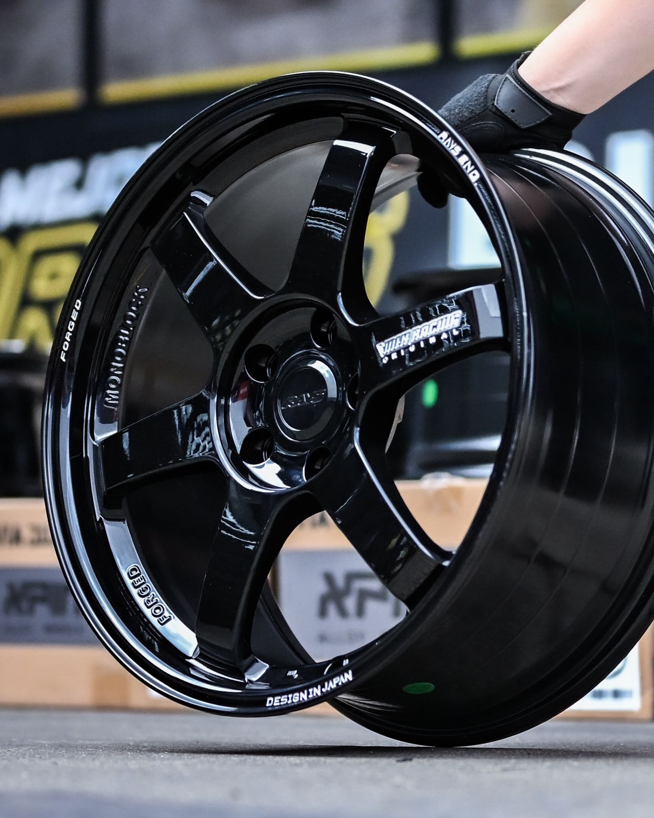 AD85H-228 18X8.5 5x114.3 ET42 CB73.1