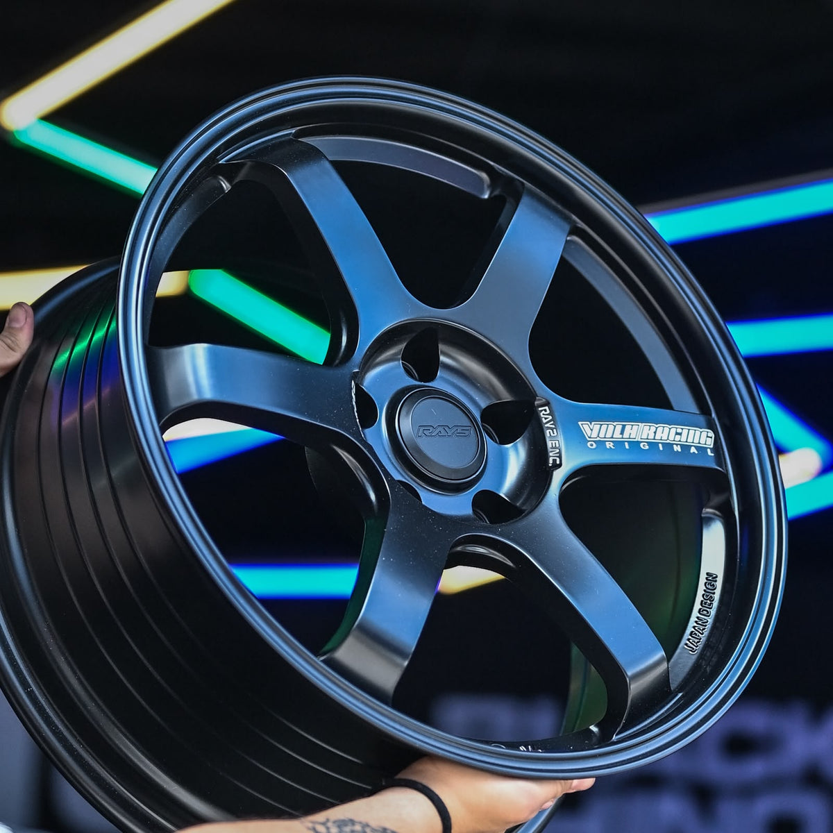 AD85H-256 18X8.5 5X114.3 ET35 CB73.1