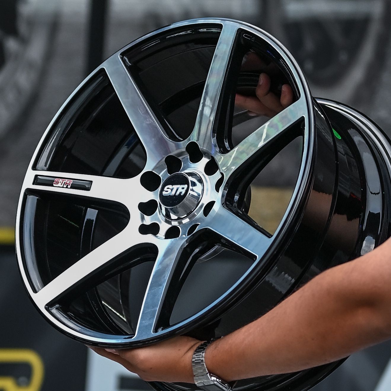 ADX85H-32 16X8 10/100/114 ET20 CB73.1