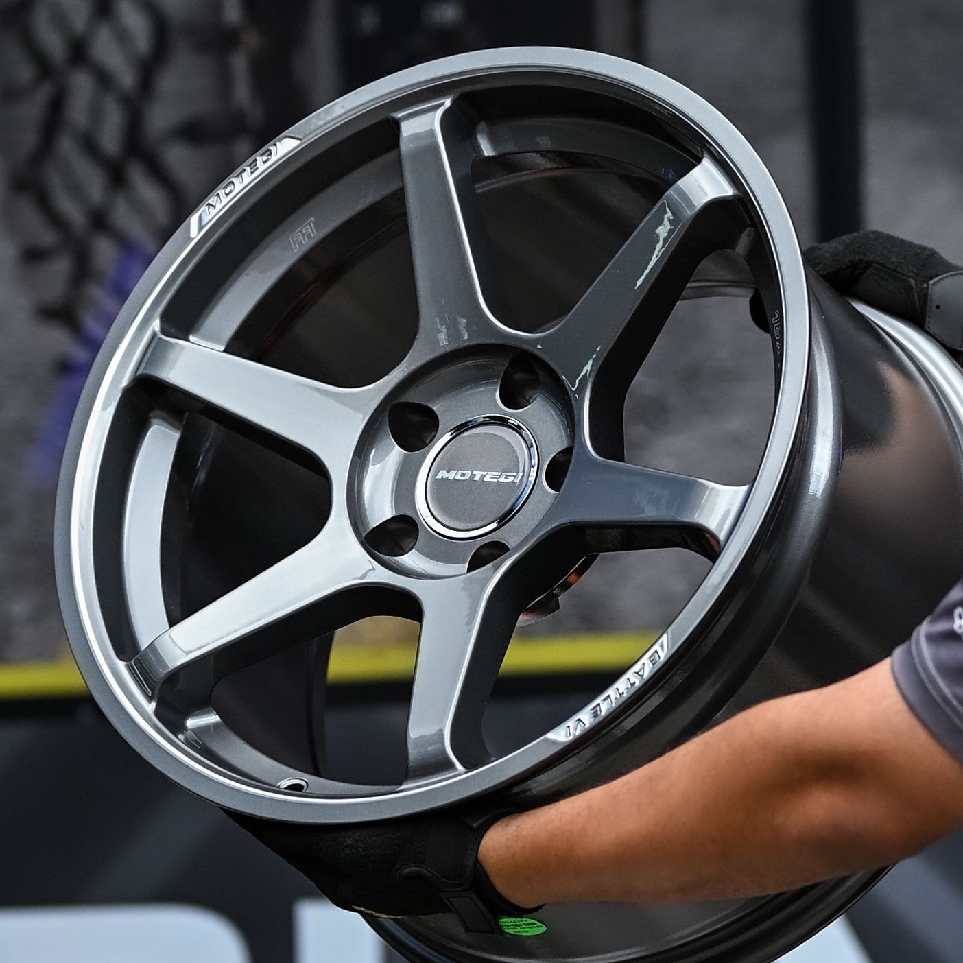 AOD7BMW5H-15 MOTEGI BATTLE VI 18X10.5 5X120 ET25 CB74