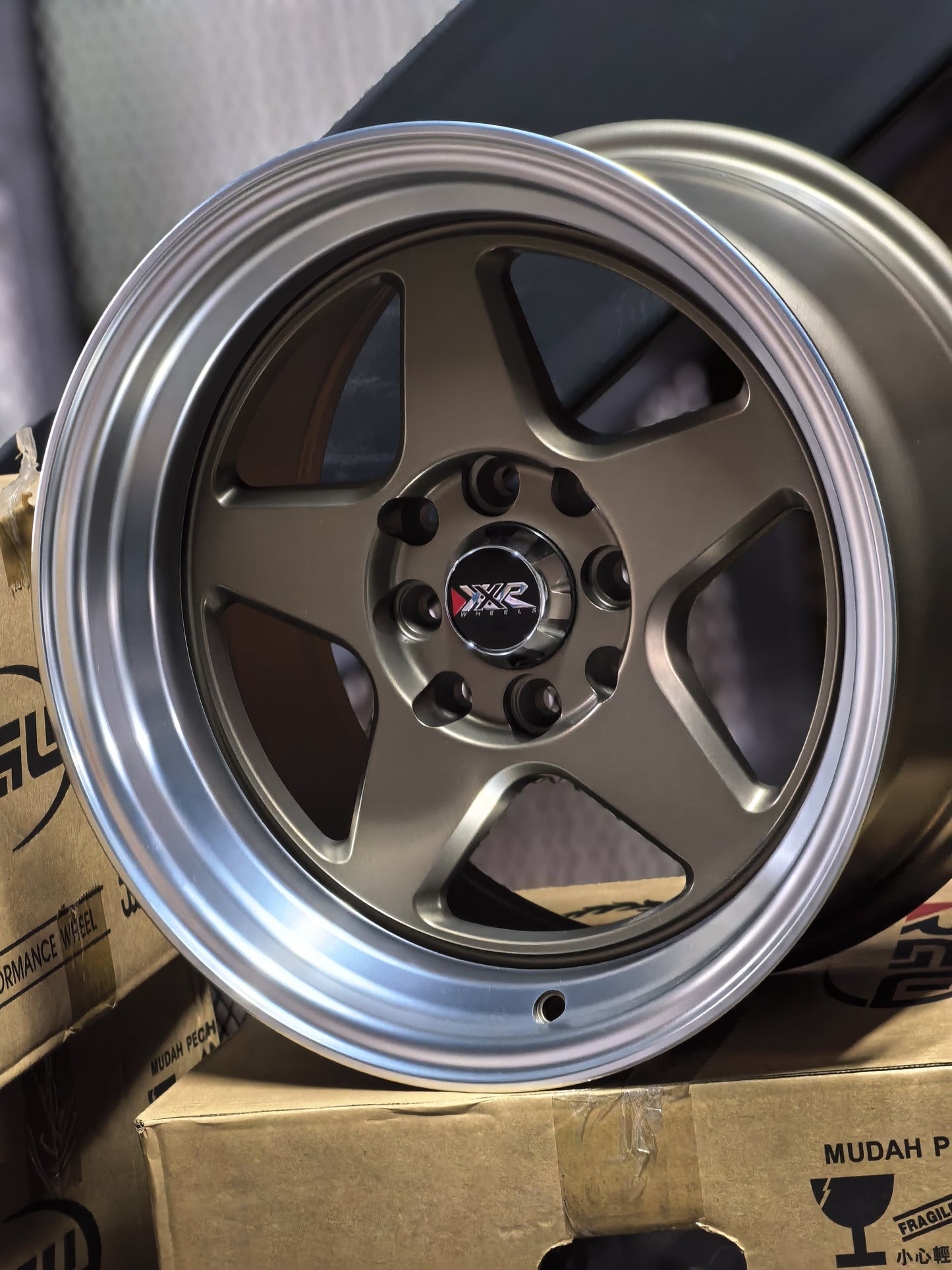 AQX84H-449 15X8.25 8X100/114.3 ET20 CB73.1
