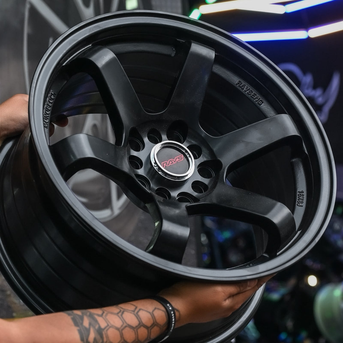 ADX85H-329 16x8 10/100/114.3 ET20 CB73.1