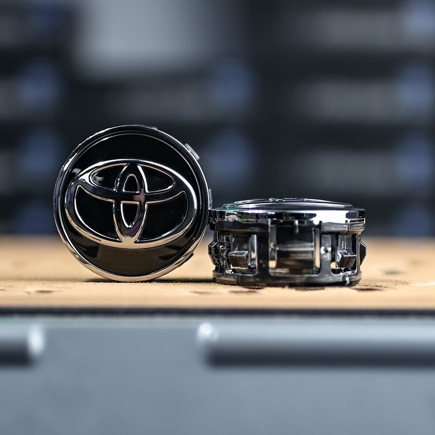 PT-TAPA2 TAPA CON LOGO DE TOYOTA PARA AUTOMOVIL