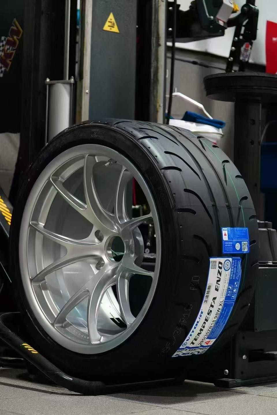 295/30R18 Vitour Tempesta Enzo TW200 (semi-slick)
